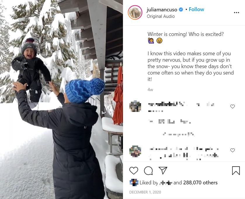 1歳息子を積もった雪の中に投げた母親（画像は『Julia Mancuso | Podcast Host　2020年12月1日付Instagram「Sonny loves the snow」』のスクリーンショット）