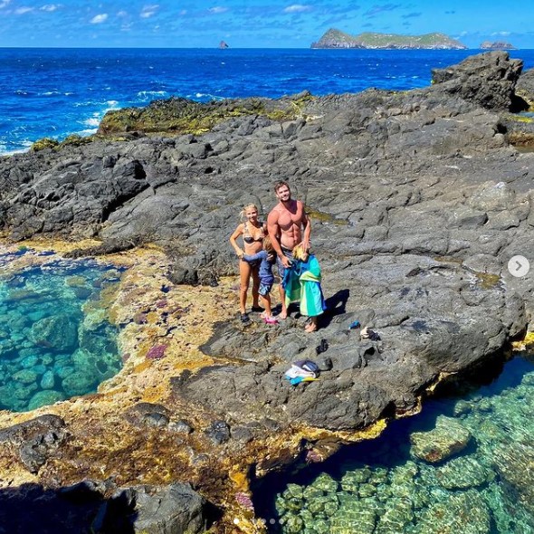 クリスの筋肉は「遠くからでも見える」とファン（画像は『Chris Hemsworth　2021年1月19日付Instagram「Great to get away for a few days to ＠visitlordhoweisland before starting on ＃thorloveandthunder this week!」』のスクリーンショット）