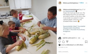 家事の手伝いをする子供たち（画像は『Courtney Rogers　2020年9月28日付Instagram「Day 27 of our ＃quaranstatefair」』のスクリーンショット）