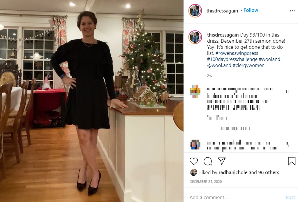 100日間同じドレスを着るチャレンジに挑戦した女性（画像は『Sarah Robbins-Cole　2020年12月24日付Instagram「Day 98/100 in this dress.」』のスクリーンショット）