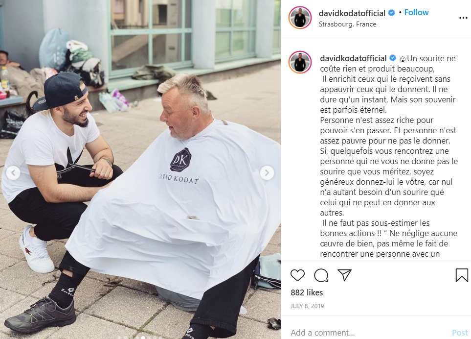 路上で散髪をする理容師の男性（画像は『David Zafer Kodat DK　2019年7月8日付Instagram「Un sourire ne coûte rien et produit beaucoup」』のスクリーンショット）