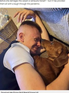 15歳のジェイクさんと6歳のペルノ（画像は『Metro　2021年1月13日付「Sausage dog loves to do press-ups alongside her owner」（Picture: North News ＆ Pictures Ltd）』のスクリーンショット）