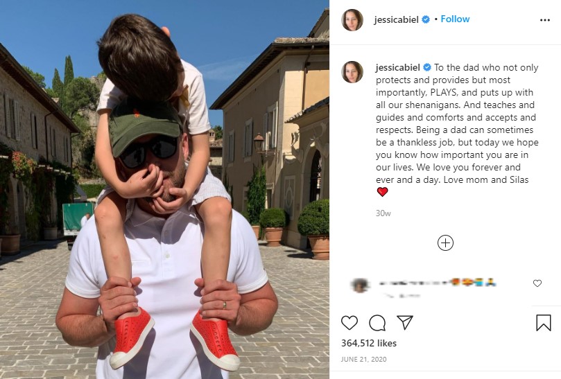 長男サイラス君を肩車するジャスティン（画像は『Jessica Biel　2020年6月21日付Instagram「To the dad who not only protects and provides but most importantly, PLAYS, and puts up with all our shenanigans.」』のスクリーンショット）