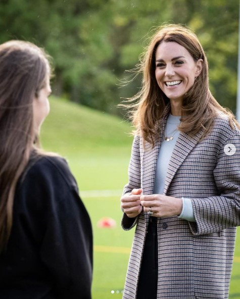 シックな秋のコートにも注目が集まった（画像は『Duke and Duchess of Cambridge　2020年10月6日付Instagram「Ahead of ＃WorldMentalHealthDay this Saturday, The Duchess of Cambridge visited students at ＠DerbyUni to hear how initiatives including peer mentoring are supporting students’ mental health during the pandemic.」』のスクリーンショット）