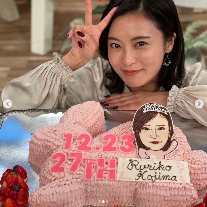 うさぎケーキで誕生日をお祝いされた小島瑠璃子（画像は『小島瑠璃子　2020年12月26日付Instagram「うさぎケーキ!!!」』のスクリーンショット）