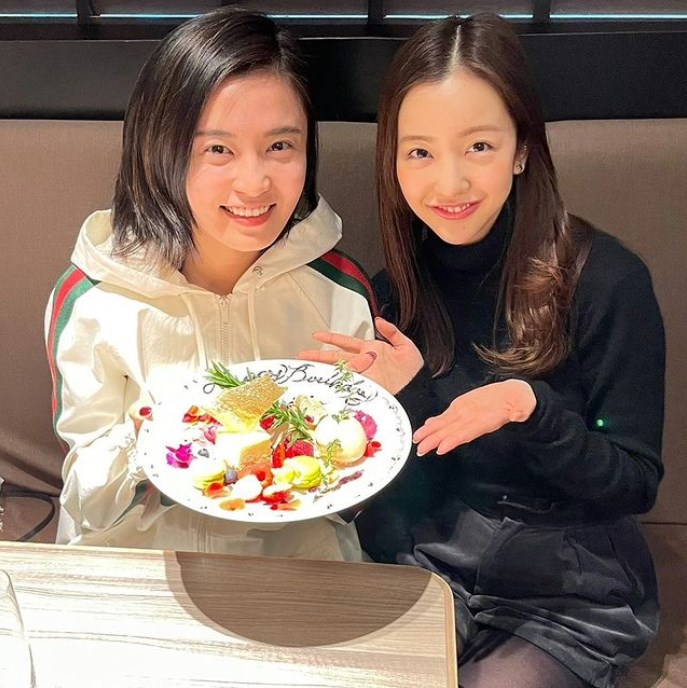 小島瑠璃子、板野友美からランチに誘われ「結婚報告」受ける（画像は『小島瑠璃子　2021年1月5日付Instagram「トモぱいせん結婚おめでとう」』のスクリーンショット）