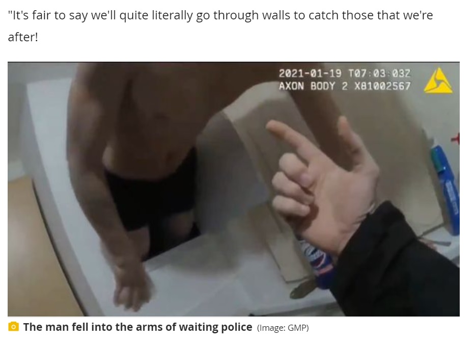 警察官も手伝ってようやく出てきた男（画像は『Manchester Evening News　2021年1月19日付「A man was caught hiding inside a wall by police - the bizarre bodycam video that captured the moment」（Image: GMP）』のスクリーンショット）