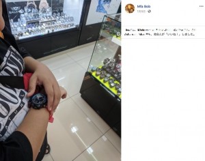 本物の腕時計をプレゼントされたアディック君（画像は『Mfa Bob　2021年1月5日付Facebook「Masa budak ni sarung jam..air mata paksu dia menitis..budak tu pun ckp Btl Ke ni bang!!」』のスクリーンショット）