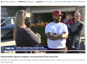 無事に避難できたニコルさんとデイヴィッドさん（画像は『FOX 10 Phoenix　2021年1月5日付「Ring Doorbell captures neighbor rescuing family from house fire」』のスクリーンショット）