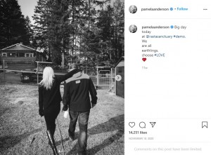 肩を抱き合って歩くパメラとダンさん（画像は『Pamela Anderson　2020年11月10日付Instagram「Big day today at ＠rastasanctuary ＃demo.」』のスクリーンショット）