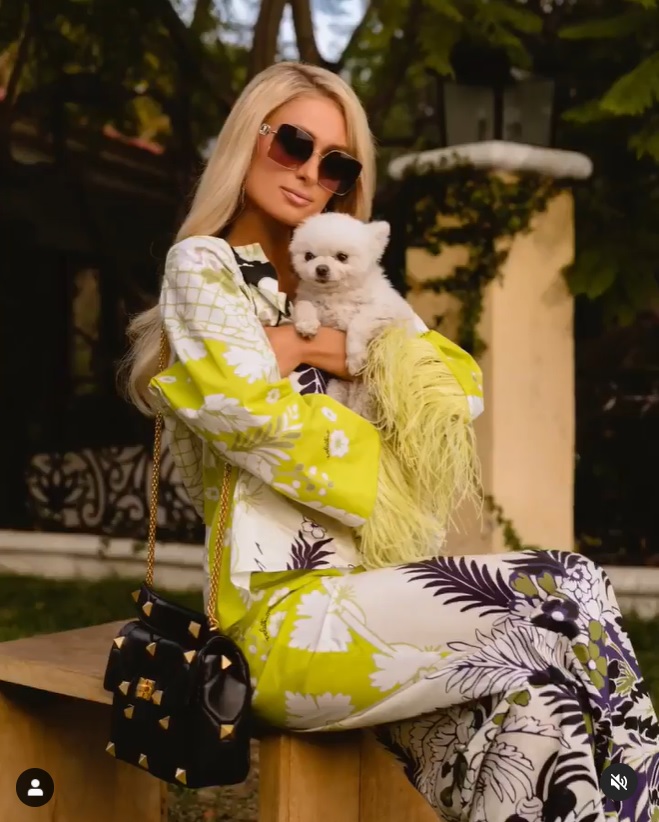 現在のパリスとの落差にファンも衝撃（画像は『Paris Hilton　2021年1月10日付Instagram「Beautiful day at home with my baby Princess Paris Jr rocking ＠MaisonValentino for ＠VogueMagazine.」』のスクリーンショット）