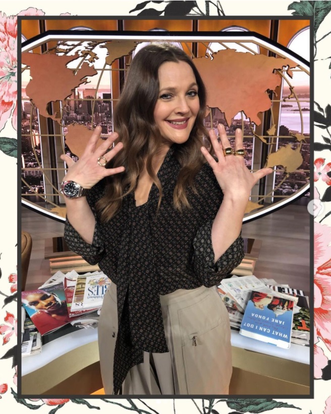 ドリューも男性との出会いに苦戦？（画像は『The Drew Barrymore Show　2021年1月8日付Instagram「＃DrewsDressingRoom」』のスクリーンショット）