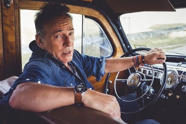 飲酒運転での逮捕が発覚したブルース・スプリングスティーン（画像は『Bruce Springsteen　2017年9月27日付Instagram「Jon Pareles speaks with Bruce about #SpringsteenBroadway in today’s ＠nytimes.」』のスクリーンショット）