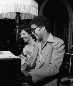 ハービー・ハンコックと楽しそうにピアノを弾くチック（画像は『Chick Corea　2020年4月12日付Instagram「Happy birthday to my lifetime friend and brother ＠herbiehancock !」』のスクリーンショット）