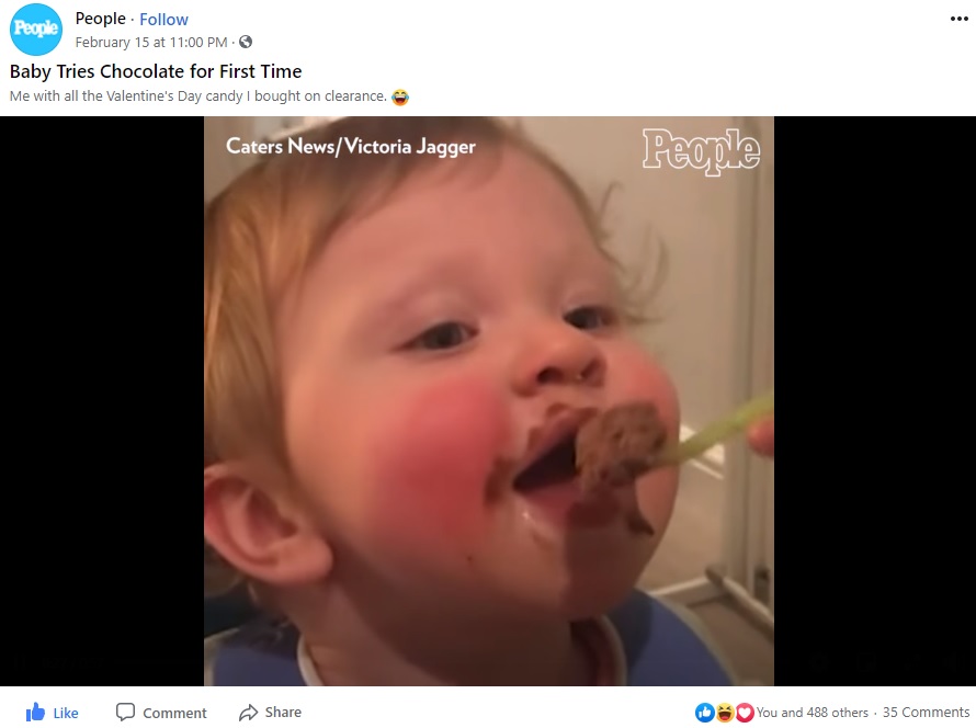 初めてチョコレートムースを食べた赤ちゃん（画像は『People　2021年2月15日付Facebook「Baby Tries Chocolate for First Time」』のスクリーンショット）