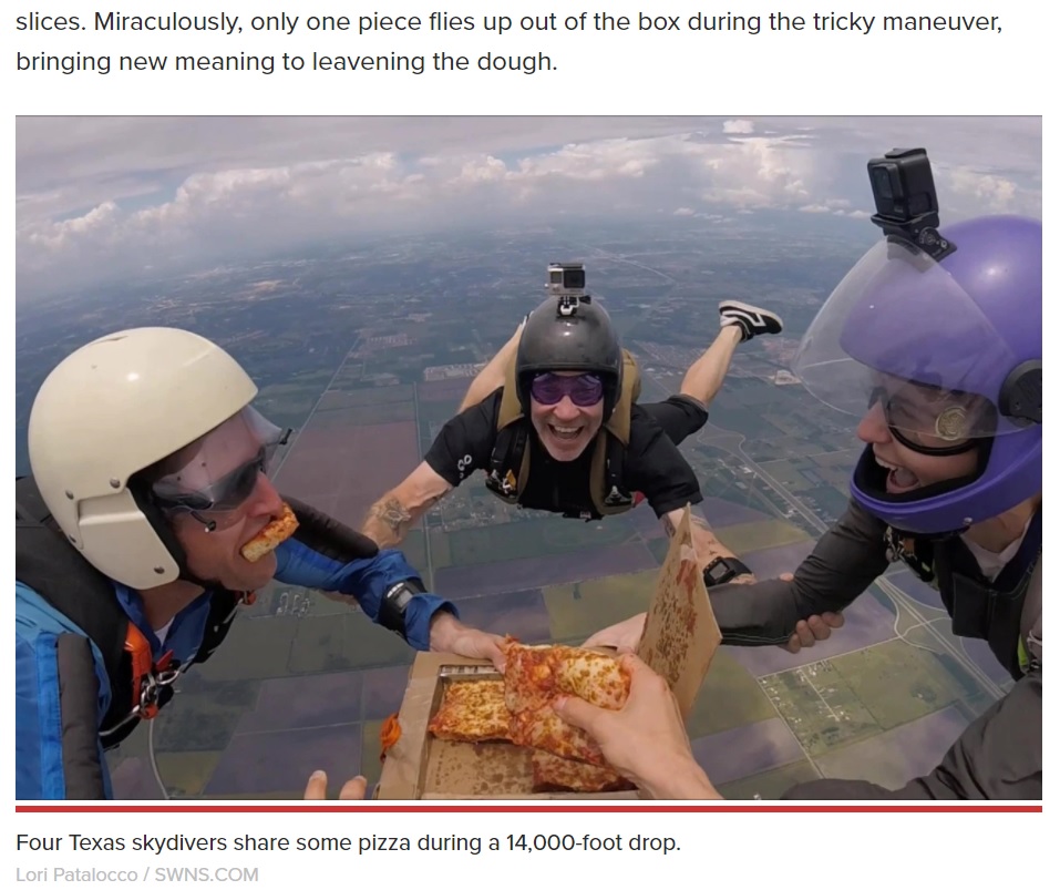 上空4千メートルを急降下しながらピザを楽しむ4人組（画像は『New York Post　2021年2月26日付「Pie in the sky: Skydivers share pizza in 14,000-foot plummet」（Lori Patalocco / SWNS.COM）』のスクリーンショット）