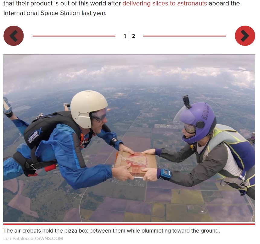 ピザの箱が吹き飛ばされないように押さえるのも大変そう（画像は『New York Post　2021年2月26日付「Pie in the sky: Skydivers share pizza in 14,000-foot plummet」（Lori Patalocco / SWNS.COM）』のスクリーンショット）