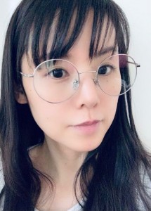 小西真奈美が新調した「ブルーライトカット」のメガネ（画像は『小西真奈美 manami konishi　2021年2月21日付Instagram「今日は“出来る人にはあっという間に出来ちゃう楽しいであろう作業”」』のスクリーンショット）