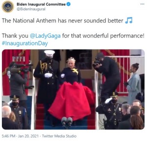 エヴァンさんに助けられて階段を降りるガガ（画像は『Biden Inaugural Committee　2021年1月20日付Twitter「The National Anthem has never sounded better」』のスクリーンショット）