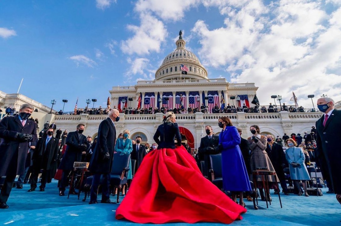 つまずきそうな長いドレスを着ていたガガ（画像は『Lady Gaga　2021年1月21日付Instagram「Love my two heroes Mr. President Biden and Madame Vice President Harris and your wonderful families.」』のスクリーンショット）