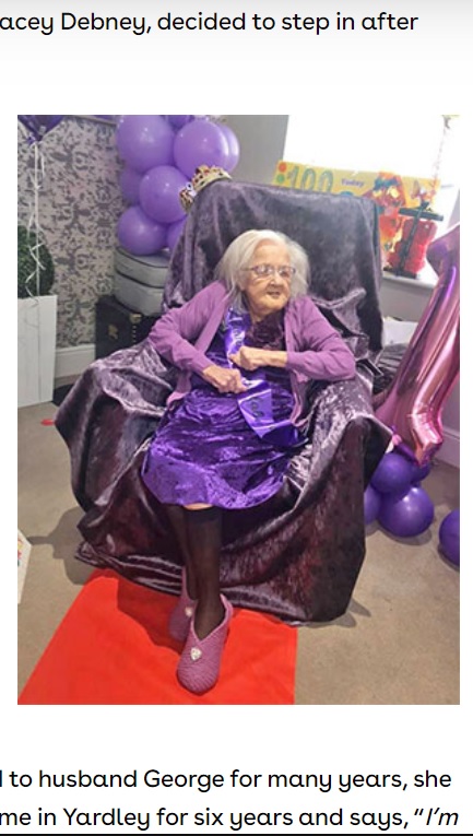 大好きな紫色に囲まれて100歳誕生日をお祝いしたリリアンさん（画像は『Country Court Care　2021年2月17日付「Heartlands Care Home roll out the red carpet for Birthday Queen Lillian」』のスクリーンショット）