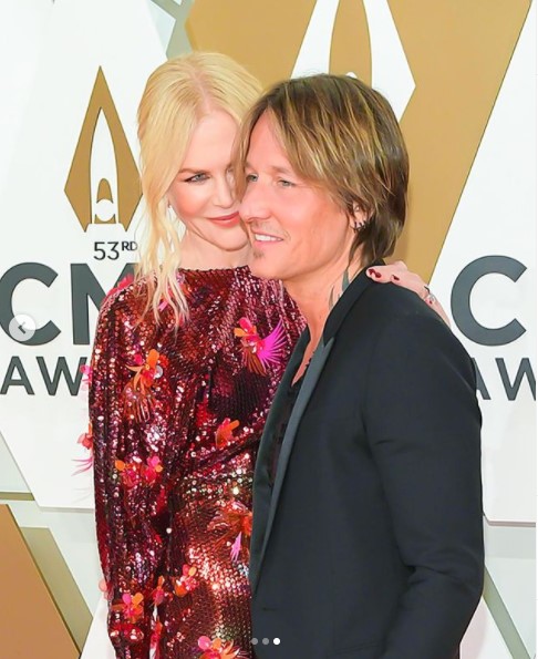 劇場で嫌がらせに遭っていたニコール・キッドマン＆キース・アーバン夫妻（画像は『Nicole Kidman　2020年11月11日付Instagram「Almost time for Keith’s performance on this year’s ＠CMA’s」』のスクリーンショット）