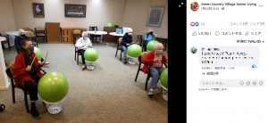 スタッフがお手本を見せ、動きを真似する参加者たち（画像は『Green Country Village Senior Living﻿　2021年1月22日付Facebook「We’ve got the beat!」』のスクリーンショット）