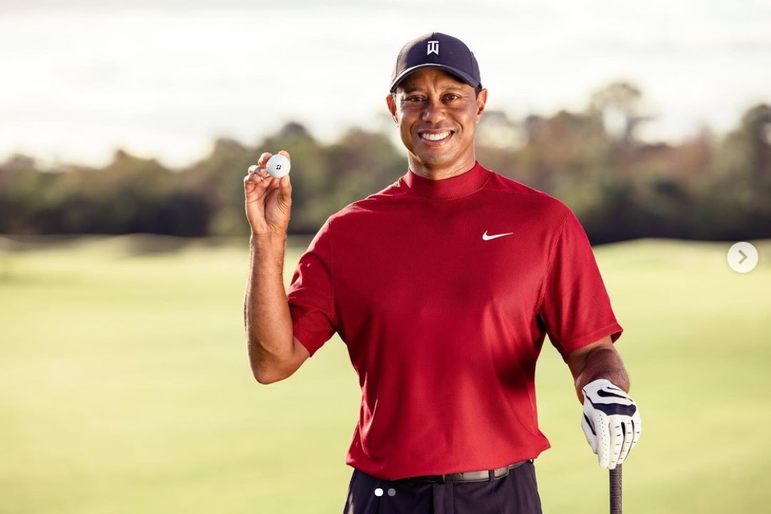 ナイスショットを披露したタイガー（画像は『Tiger Woods　2021年1月12日付Instagram「Now when you play a round at ＠popstroke you can play with a ＠bridgestonegolf ball like I do.」』のスクリーンショット）