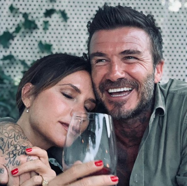 ワイングラス片手に寄り添うヴィクトリアとデヴィッド（画像は『David Beckham　2021年2月14日付Instagram「Happy Valentines to the most amazing mummy and the most inspiring wife..」』のスクリーンショット）