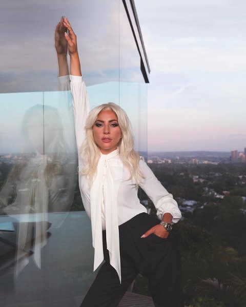 レディー・ガガが35歳に（画像は『Lady Gaga　2021年3月26日付Instagram「＃BornToDare ＠tudorwatch」』のスクリーンショット）