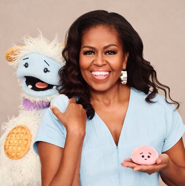 Netflixのクッキング番組『Waffles + Mochi』のキャラクターと一緒に（画像は『Michelle Obama　2021年3月16日付Instagram「Hey everyone―Waffles and Mochi, here!」』のスクリーンショット）