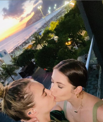 昨年のバレンタインデーに元恋人アシュレイとのキス写真を公開したカーラ（画像は『Cara Delevingne　2020年2月14日付Instagram「A kiss with a cause.」』のスクリーンショット）