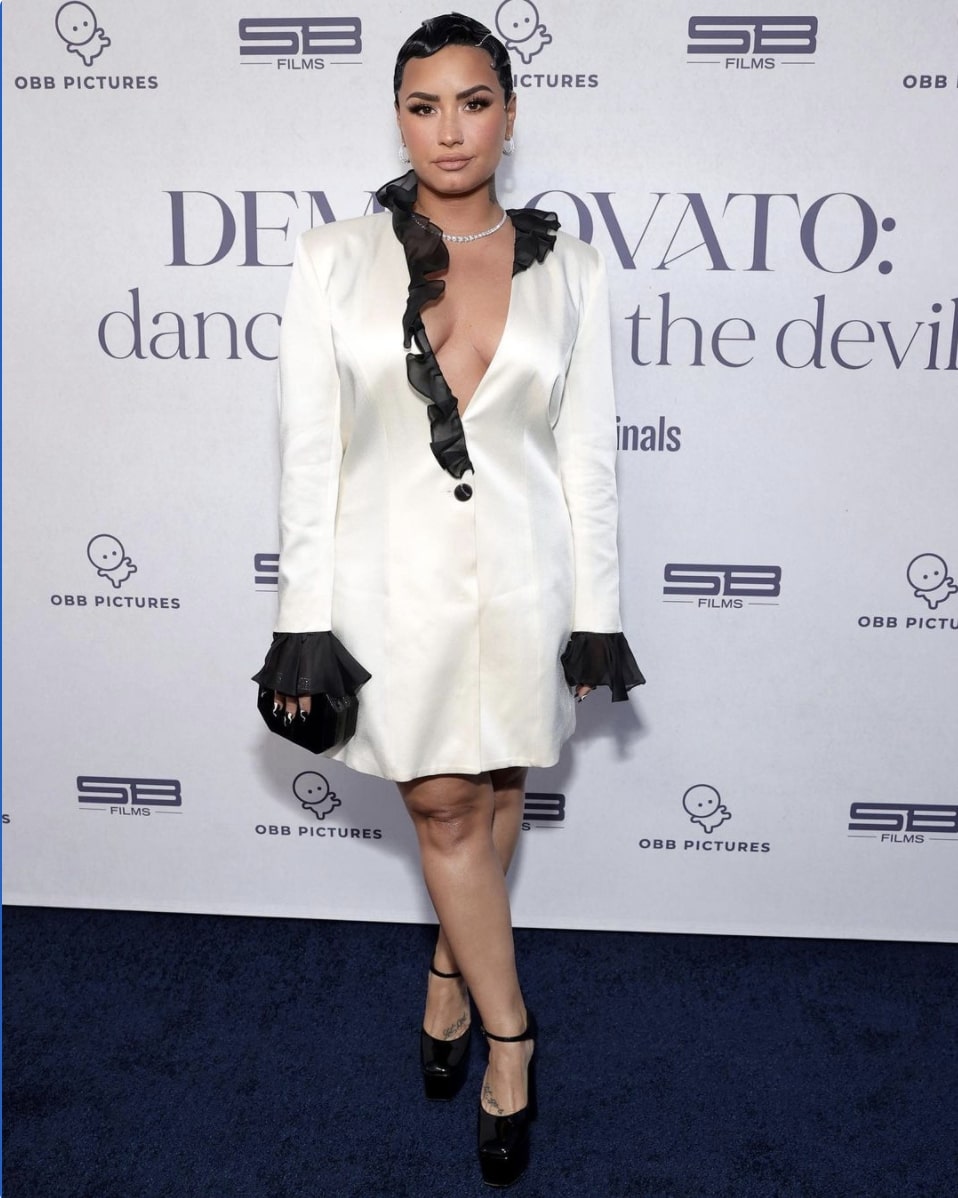 プレミア上映会でのデミ（画像は『Demi Lovato　2021年3月24日付Instagram「Stylist: ＠siena」』のスクリーンショット）