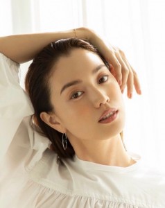 蛯原友里『＆ ROSY』誌のお気に入りカット（画像は『YURI_EBIHARA　2021年2月26日付Instagram「＠androsy_tkj の中ページ」』のスクリーンショット）