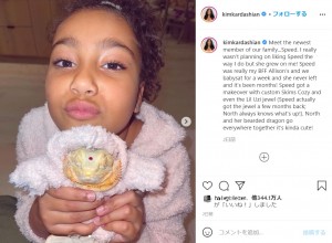 トカゲの“スピード”を紹介するノースちゃん（画像は『Kim Kardashian West　2021年3月3日付Instagram「Meet the newest member of our family...Speed.」』のスクリーンショット）