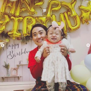 1歳の誕生日を迎えた長女とキンタロー。（画像は『キンタロー。　2021年1月28日付Instagram「一年前の今日、ちびキンちゃんをフライングゲット!!」』のスクリーンショット）