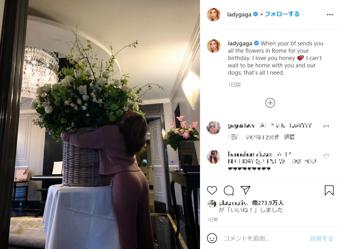 恋人マイケルさんからの巨大アレンジメントに歓喜するレディー・ガガ（画像は『Lady Gaga　2021年3月28日付Instagram「When your bf sends you all the flowers in Rome for your birthday.」』のスクリーンショット）