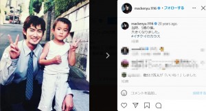 竹野内豊と5歳当時の新田真剣佑（画像は『新田 真剣佑 Mackenyu　2021年3月28日付Instagram「20 years ago.」』のスクリーンショット）