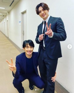 竹野内豊と新田真剣佑（画像は『新田 真剣佑 Mackenyu　2021年3月28日付Instagram「20 years ago.」』のスクリーンショット）