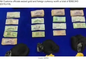 外貨も頭に詰め込んでいた（画像は『LADbible　2021年3月23日付「Two Men Caught Smuggling ￡278k Worth Of Gold And Cash Under Wigs」（Credit: SWNS）』のスクリーンショット）