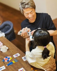 田村淳と袴姿の長女（画像は『田村淳　2021年3月4日付Instagram「ひな祭りパズル大会」』のスクリーンショット）