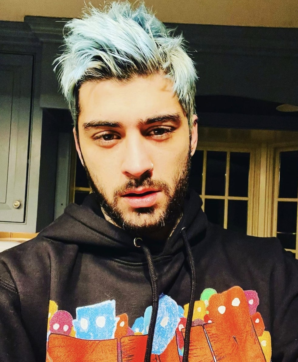 グラミー賞授賞式を前にゼイン・マリクが爆弾発言（画像は『Zayn Malik　2021年1月29日付Instagram「New Merch !!! Hoody is looking cheeky」』のスクリーンショット）