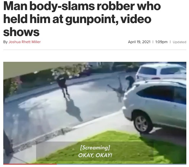 襲おうとした男性に投げ飛ばされた少年（画像は『New York Post　2021年4月19日付「Man body-slams robber who held him at gunpoint, video shows」』のスクリーンショット）