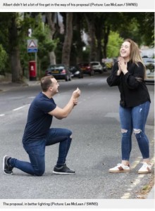 部屋は全焼してもプロポーズは成功（画像は『Metro　2020年8月6日付「Boyfriend writes ‘marry me’ with candles for romantic proposal, accidentally burns the flat down」（Picture: Lee McLean / SWNS）』のスクリーンショット）