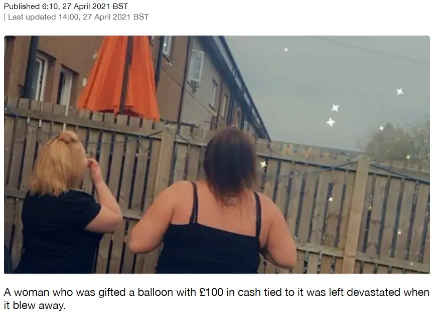 飛んで行った風船を呆然と眺める女性（画像は『LADbible　2021年4月27日付「Woman Gifted Birthday Balloon With ￡100 Tied To It Gutted After It Blows Away」』のスクリーンショット）