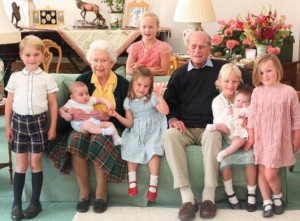 7人のひ孫達に囲まれたエリザベス女王とエディンバラ公フィリップ王配。こちらも2018年にバルモラル城でキャサリン妃（当時）が撮影していた（画像は『The Royal Family　2021年4月14日付Instagram「The Queen and The Duke of Edinburgh surrounded by seven of their great-grandchildren at Balmoral Castle in 2018.」』のスクリーンショット）