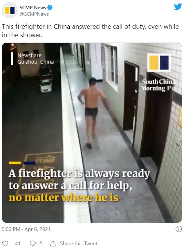 下着姿のまま消防車に向かう消防士（画像は『SCMP News　2021年4月6日付Twitter「This firefighter in China answered the call of duty, even while in the shower.」』のスクリーンショット）