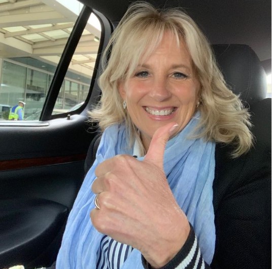 大統領専用機内でいたずらを仕掛けたジル・バイデン夫人（画像は『Dr. Jill Biden　2019年5月9日付Instagram「Finals are officially over and grades are posted—phew!」』のスクリーンショット）