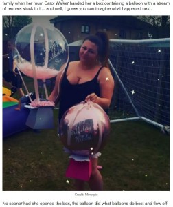 大きな風船の付いたプレゼントをもらったニッキさん（画像は『LADbible　2021年4月27日付「Woman Gifted Birthday Balloon With ￡100 Tied To It Gutted After It Blows Away」（Credit: Mirrorpix）』のスクリーンショット）