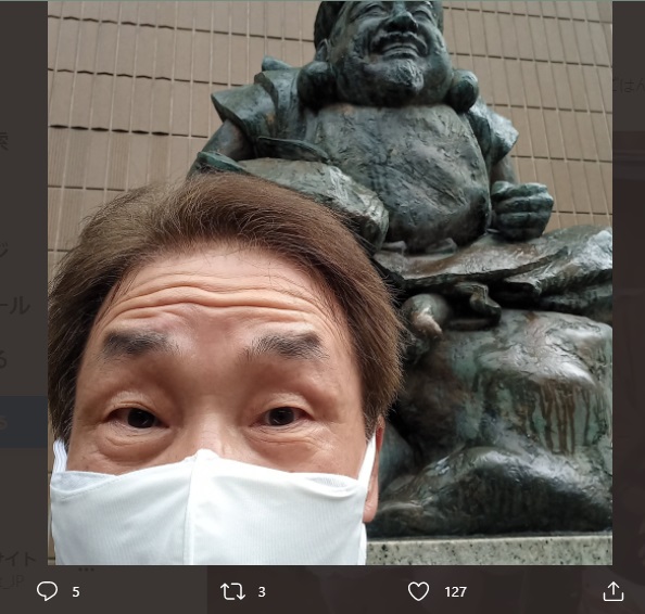 不仲で再ブレイク中？　おぼん・こぼんのおぼん（画像は『おぼん　2021年3月28日付Twitter「恵比寿駅の恵比寿様」』のスクリーンショット）